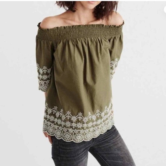 Abercrombie & Fitch Tops - A&F shoulder off Cotton top